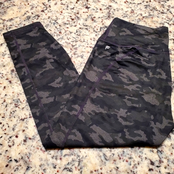 New Fabletics leggings,no tags, Army print, - Picture 1 of 1